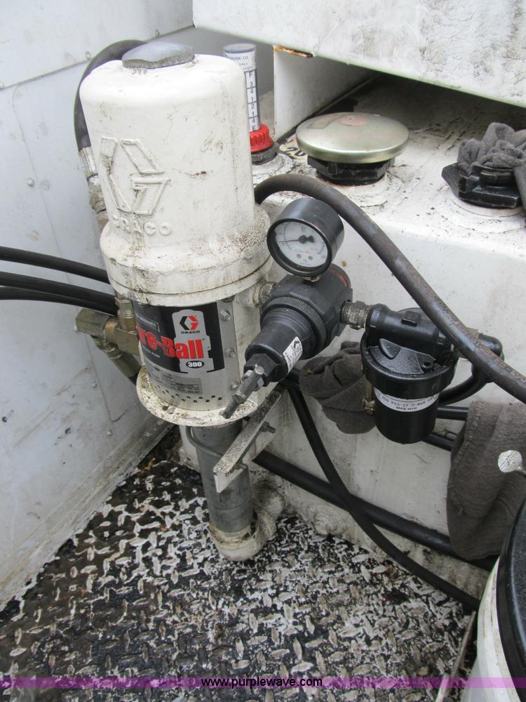 image for item B2814 2006 Ford F550 XL Super Duty utility pickup truck