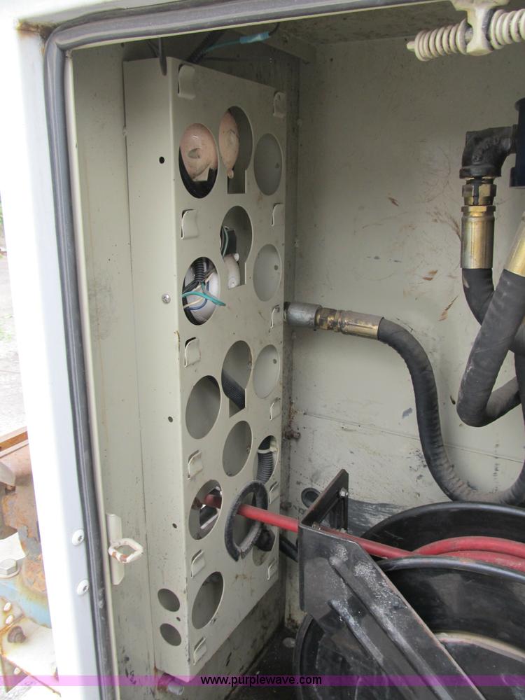 image for item B2814 2006 Ford F550 XL Super Duty utility pickup truck