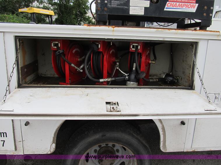 image for item B2814 2006 Ford F550 XL Super Duty utility pickup truck