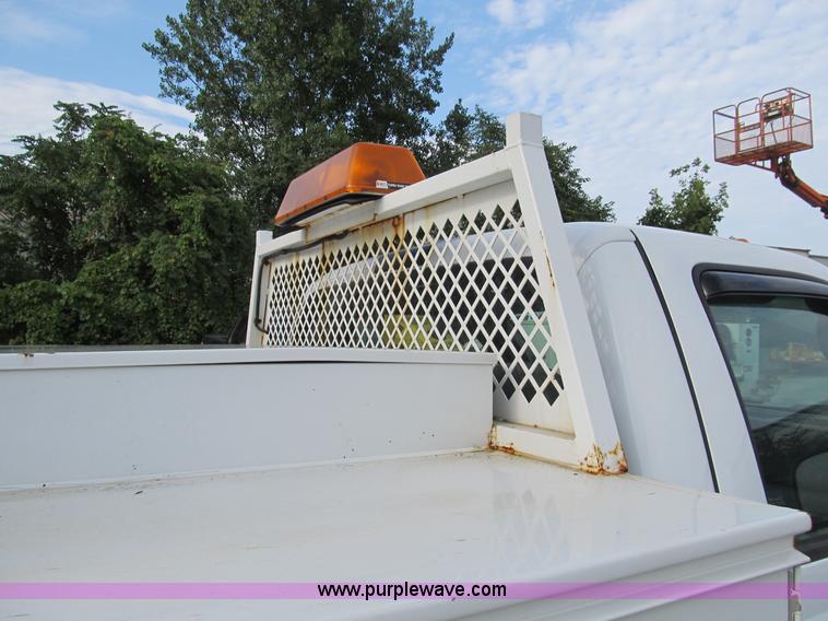 image for item B2814 2006 Ford F550 XL Super Duty utility pickup truck