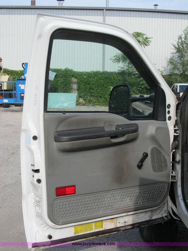 image for item B2814 2006 Ford F550 XL Super Duty utility pickup truck