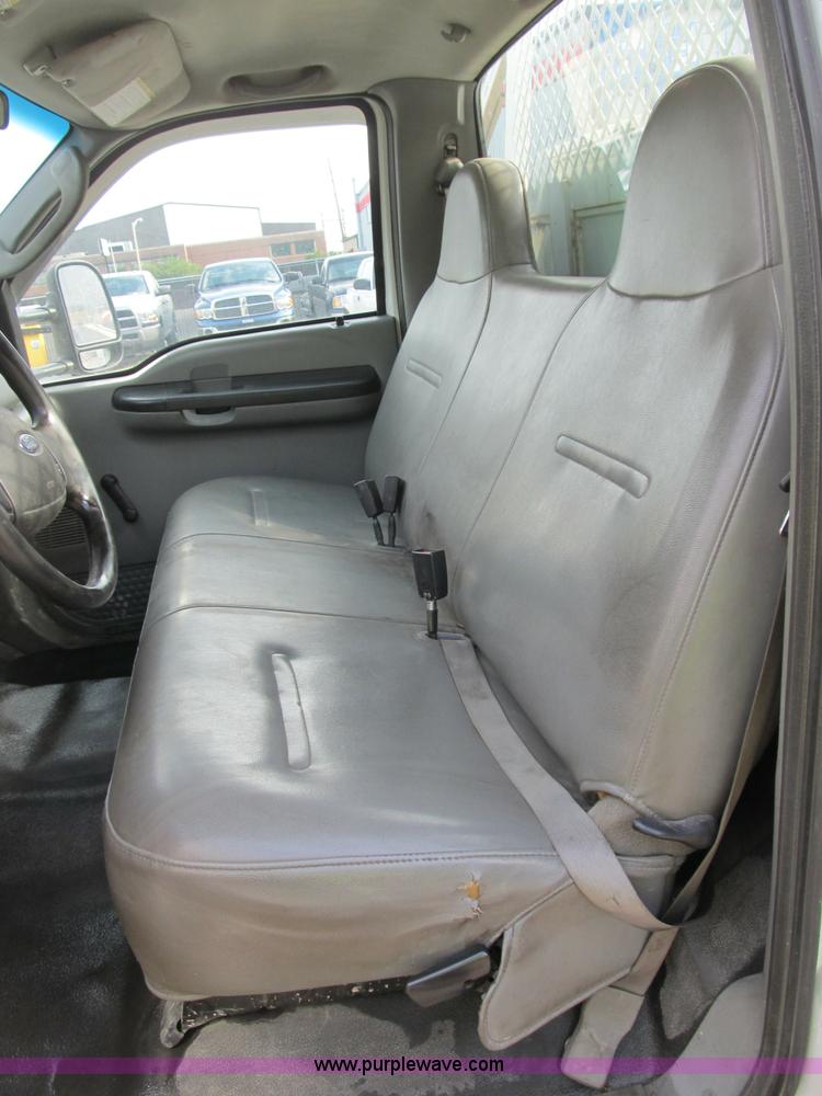 image for item B2814 2006 Ford F550 XL Super Duty utility pickup truck
