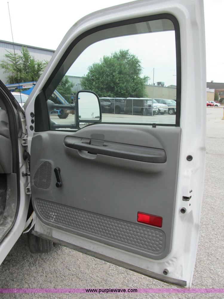 image for item B2814 2006 Ford F550 XL Super Duty utility pickup truck