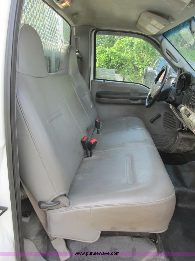 image for item B2814 2006 Ford F550 XL Super Duty utility pickup truck
