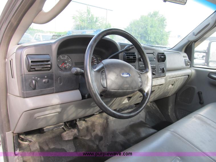image for item B2814 2006 Ford F550 XL Super Duty utility pickup truck