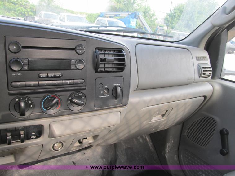 image for item B2814 2006 Ford F550 XL Super Duty utility pickup truck