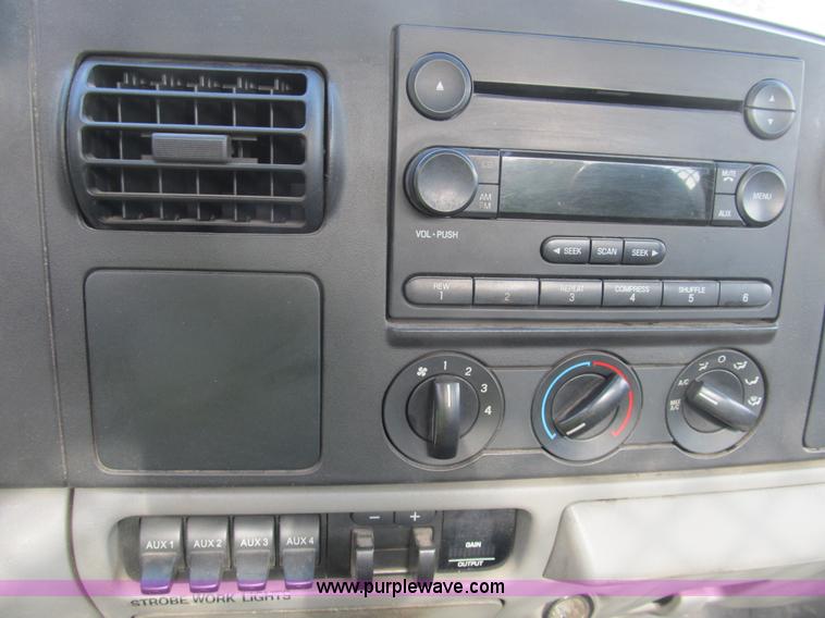 image for item B2814 2006 Ford F550 XL Super Duty utility pickup truck