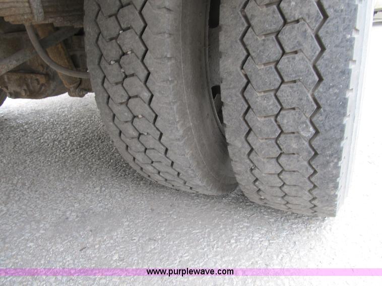 image for item B2814 2006 Ford F550 XL Super Duty utility pickup truck