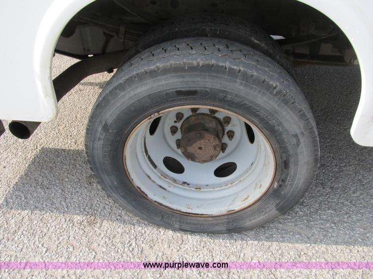 image for item B2814 2006 Ford F550 XL Super Duty utility pickup truck