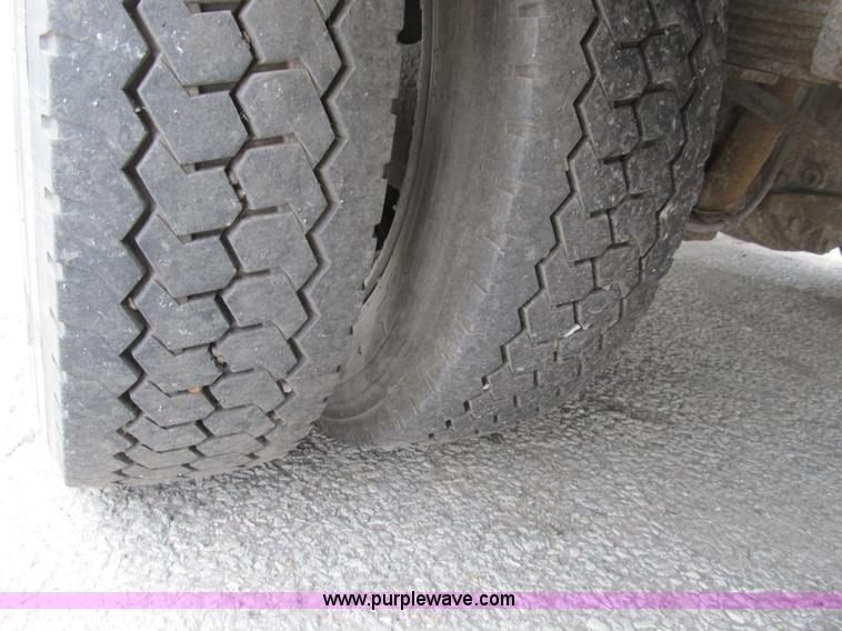 image for item B2814 2006 Ford F550 XL Super Duty utility pickup truck