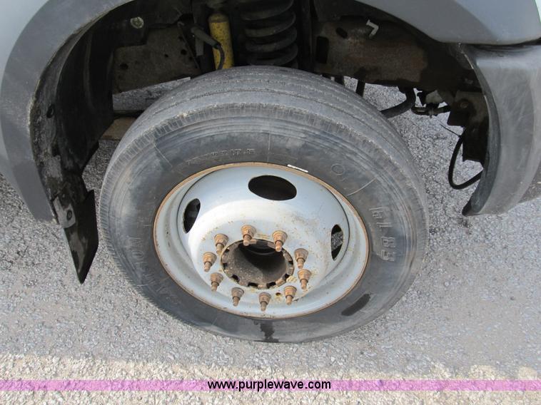 image for item B2814 2006 Ford F550 XL Super Duty utility pickup truck