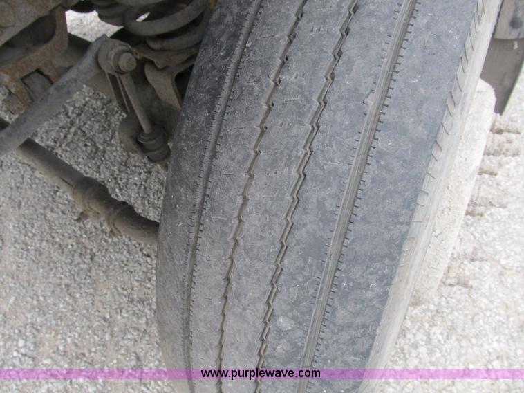 image for item B2814 2006 Ford F550 XL Super Duty utility pickup truck