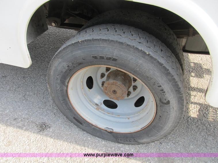 image for item B2814 2006 Ford F550 XL Super Duty utility pickup truck