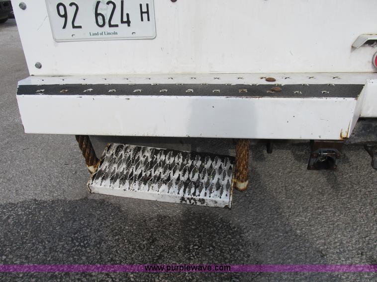 image for item B2814 2006 Ford F550 XL Super Duty utility pickup truck