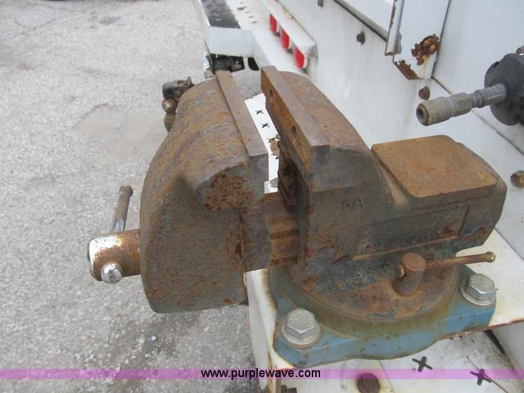 image for item B2814 2006 Ford F550 XL Super Duty utility pickup truck