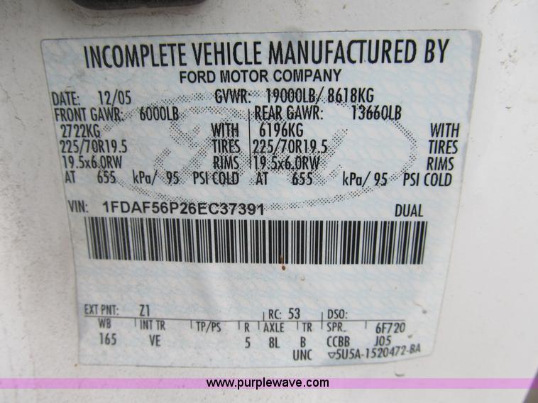 image for item B2814 2006 Ford F550 XL Super Duty utility pickup truck