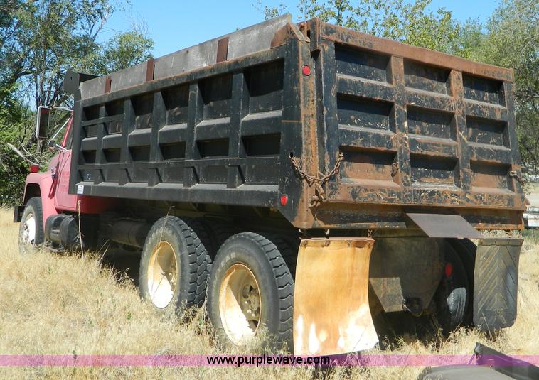 image for item B3820 1988 International S1900 dump truck