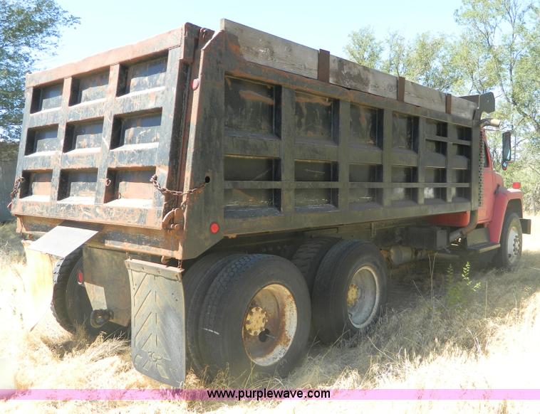 image for item B3820 1988 International S1900 dump truck