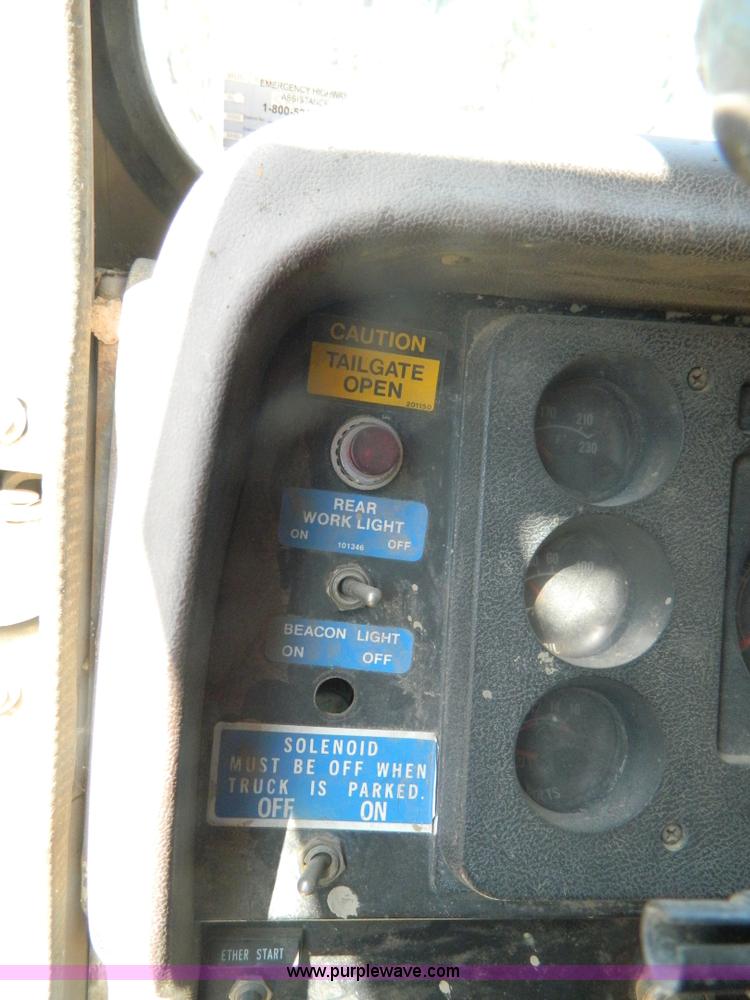 image for item B3820 1988 International S1900 dump truck