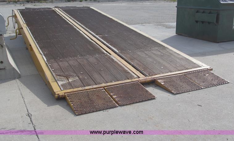 image for item B5162 2002 Ledwell LW25X120 portable loading dock