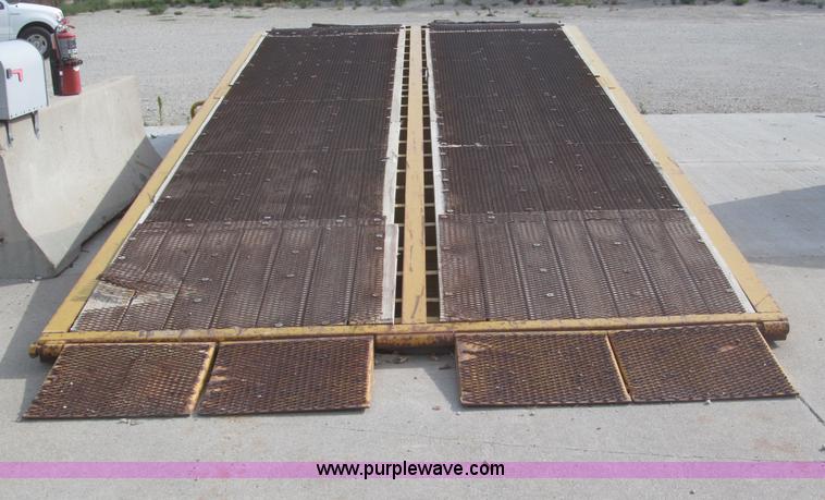 image for item B5162 2002 Ledwell LW25X120 portable loading dock