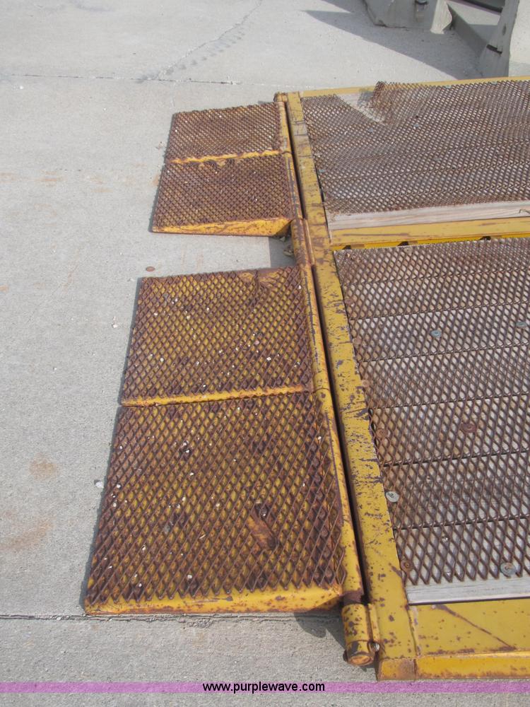 image for item B5162 2002 Ledwell LW25X120 portable loading dock