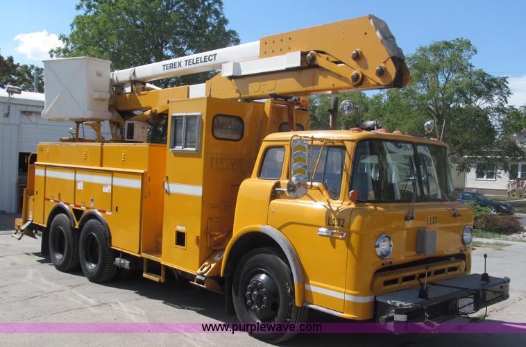 image for item B5175 1985 Ford CT8000 low tilt boom truck