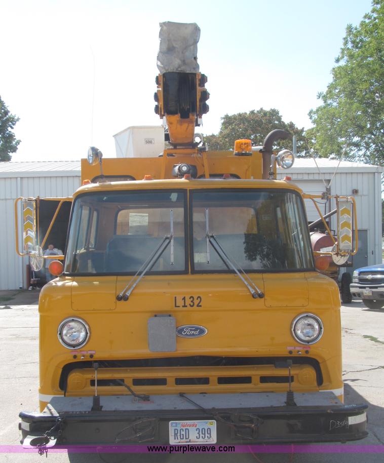 image for item B5175 1985 Ford CT8000 low tilt boom truck