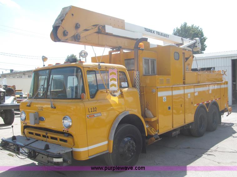 image for item B5175 1985 Ford CT8000 low tilt boom truck