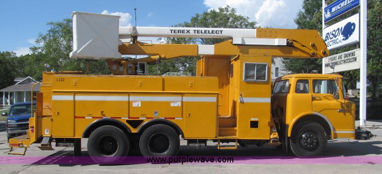 image for item B5175 1985 Ford CT8000 low tilt boom truck