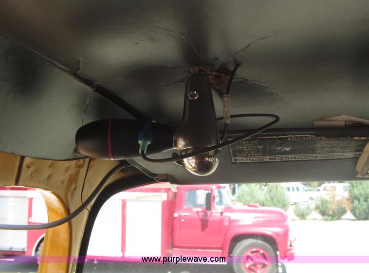 image for item B5175 1985 Ford CT8000 low tilt boom truck