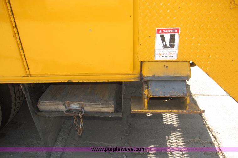 image for item B5175 1985 Ford CT8000 low tilt boom truck
