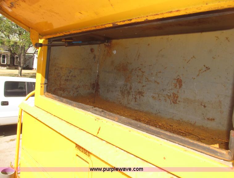 image for item B5175 1985 Ford CT8000 low tilt boom truck