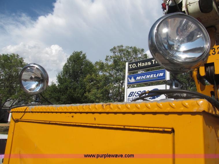 image for item B5175 1985 Ford CT8000 low tilt boom truck