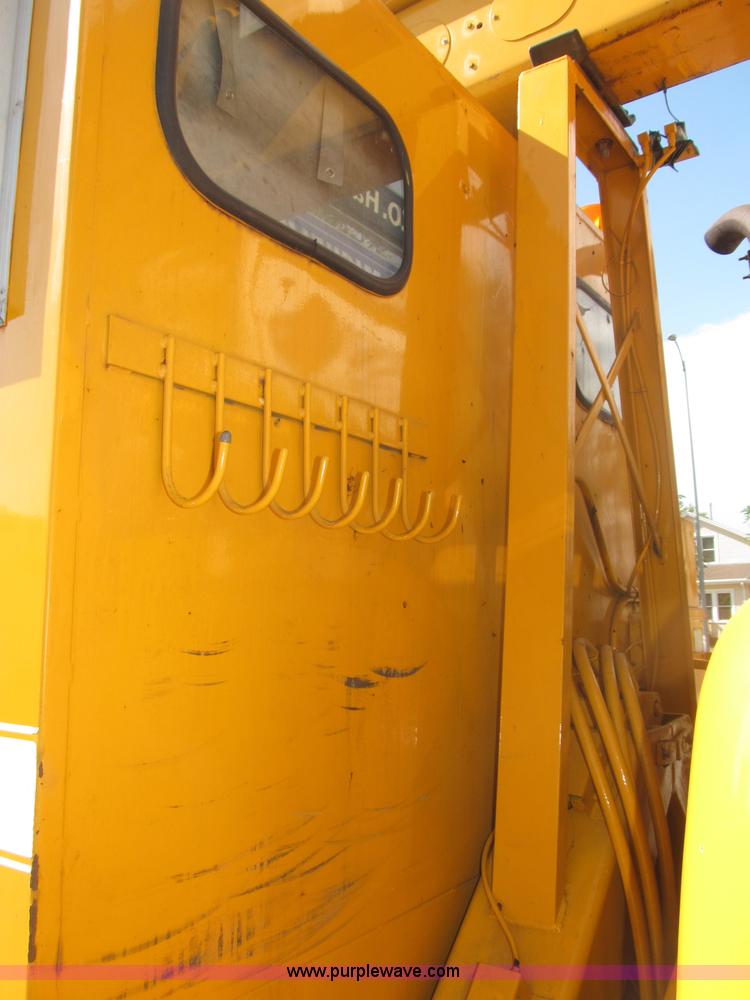 image for item B5175 1985 Ford CT8000 low tilt boom truck