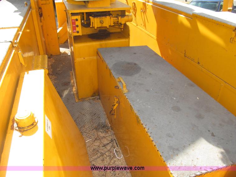 image for item B5175 1985 Ford CT8000 low tilt boom truck