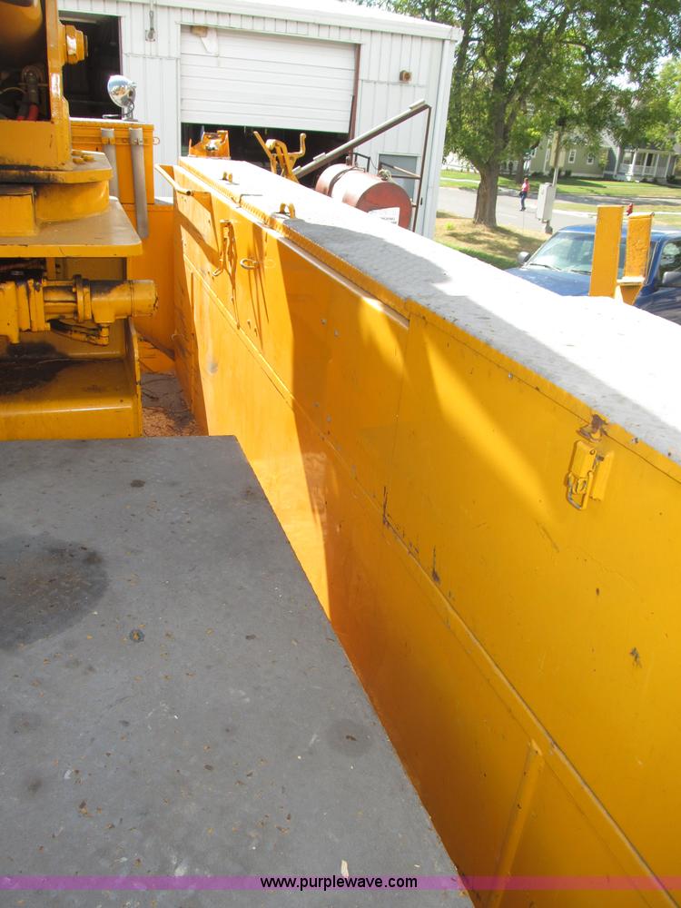 image for item B5175 1985 Ford CT8000 low tilt boom truck