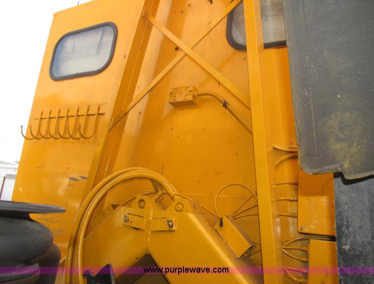 image for item B5175 1985 Ford CT8000 low tilt boom truck