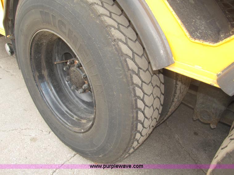 image for item B5175 1985 Ford CT8000 low tilt boom truck