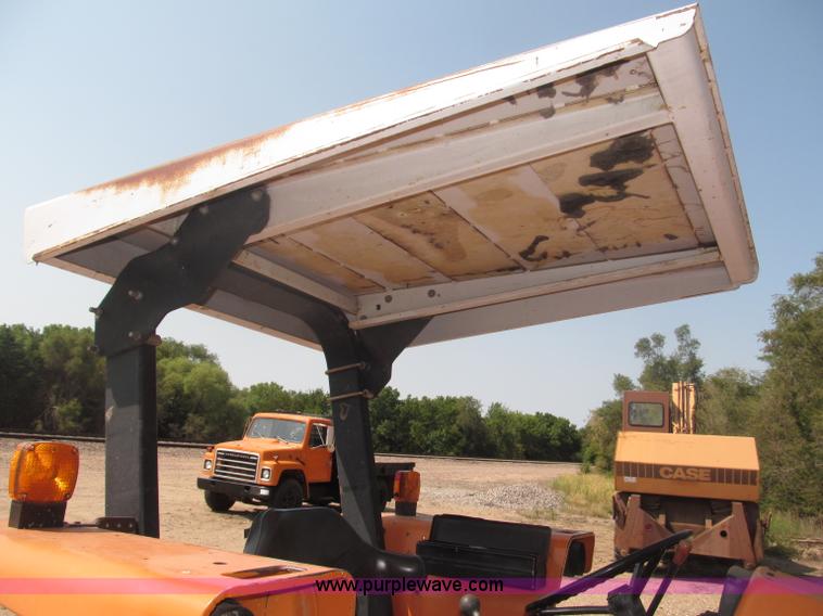 image for item B5200 1990 Ford 6610 tractor