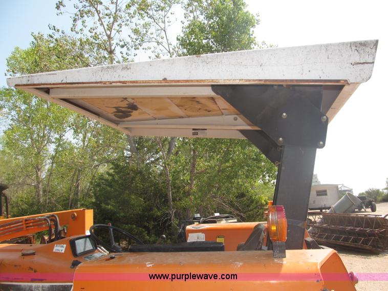 image for item B5200 1990 Ford 6610 tractor