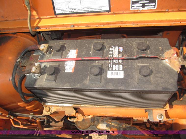 image for item B5200 1990 Ford 6610 tractor