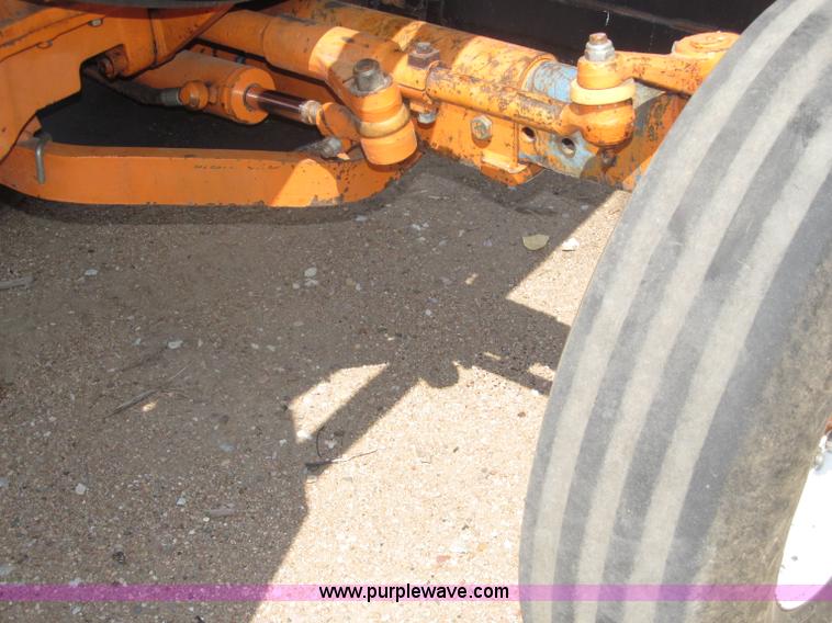 image for item B5200 1990 Ford 6610 tractor