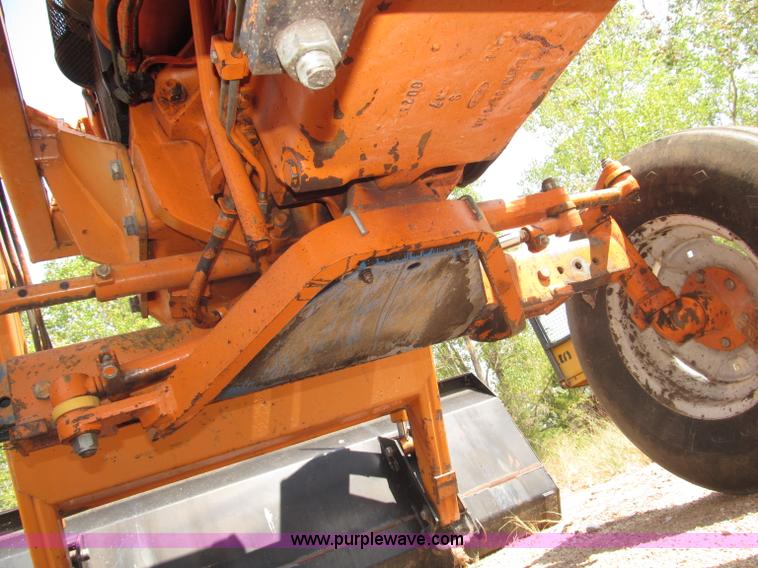 image for item B5200 1990 Ford 6610 tractor