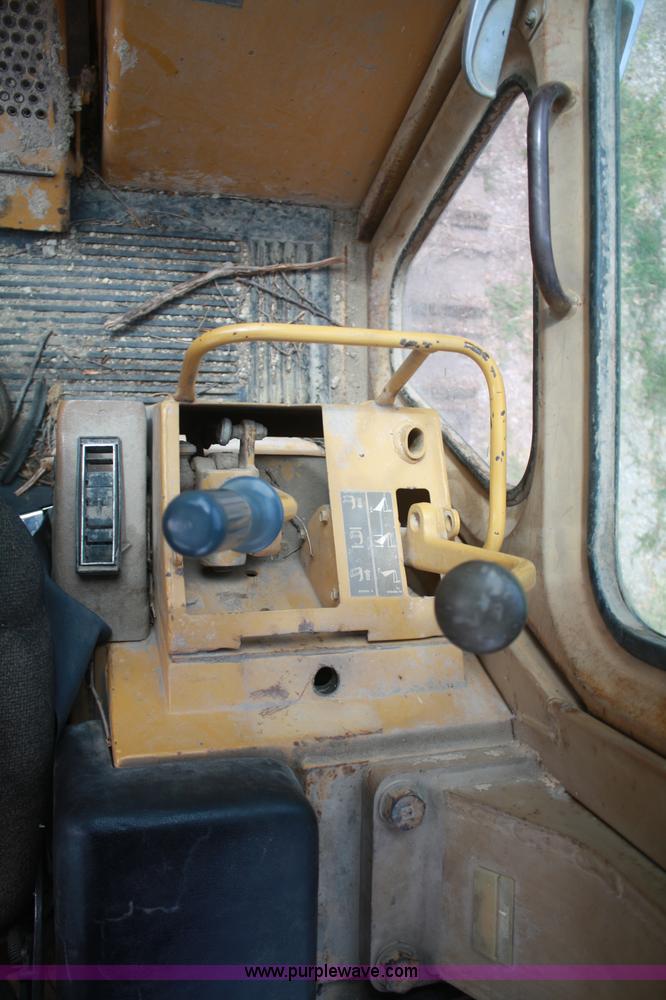 image for item B6954 1990 Caterpillar 953 track loader