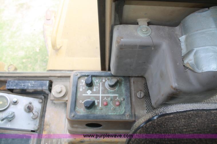 image for item B6954 1990 Caterpillar 953 track loader