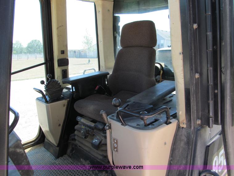 image for item C2422 2002 Caterpillar 953C track loader