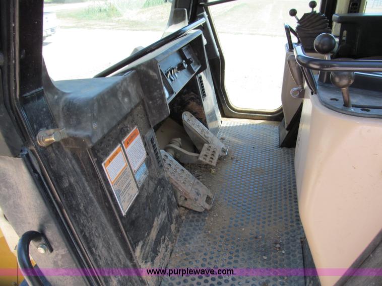 image for item C2422 2002 Caterpillar 953C track loader