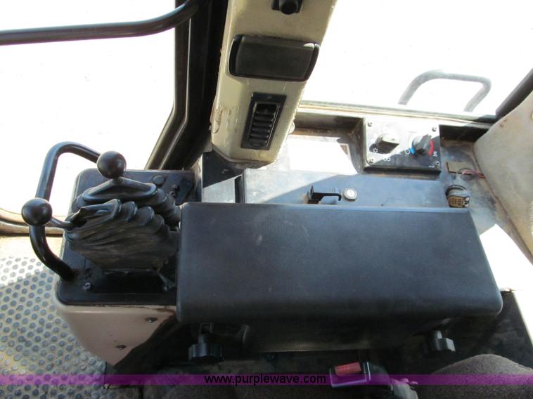 image for item C2422 2002 Caterpillar 953C track loader