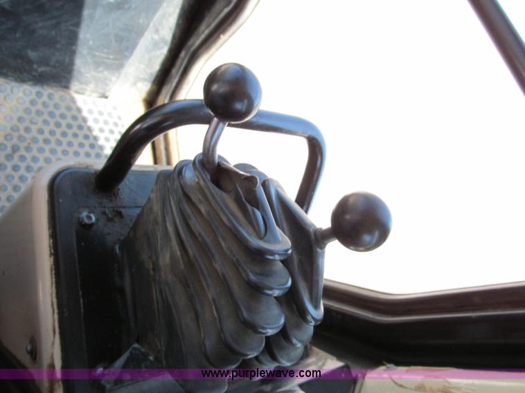 image for item C2422 2002 Caterpillar 953C track loader